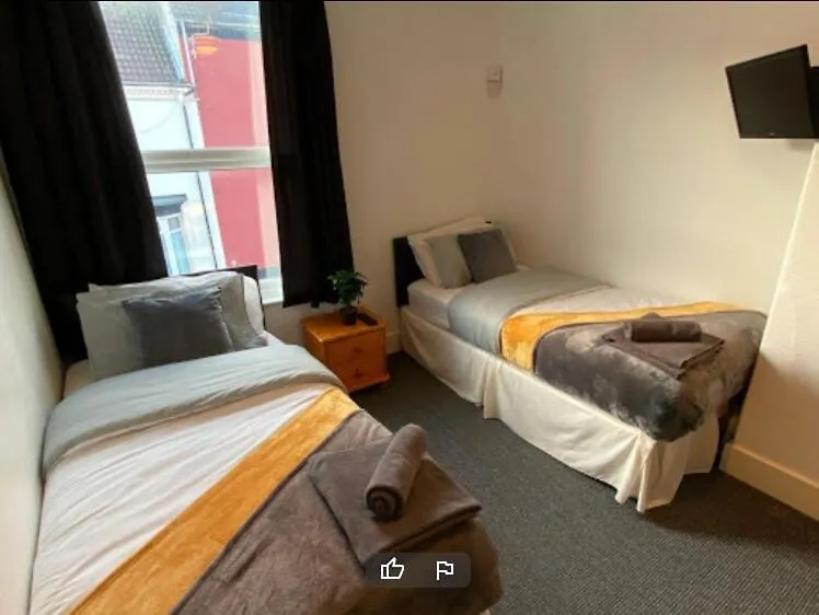 Oyo Tudor Lodge - Redcar Beach Hotel